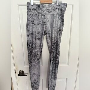 EUC Alo Grey, White & Black Leggings sz L